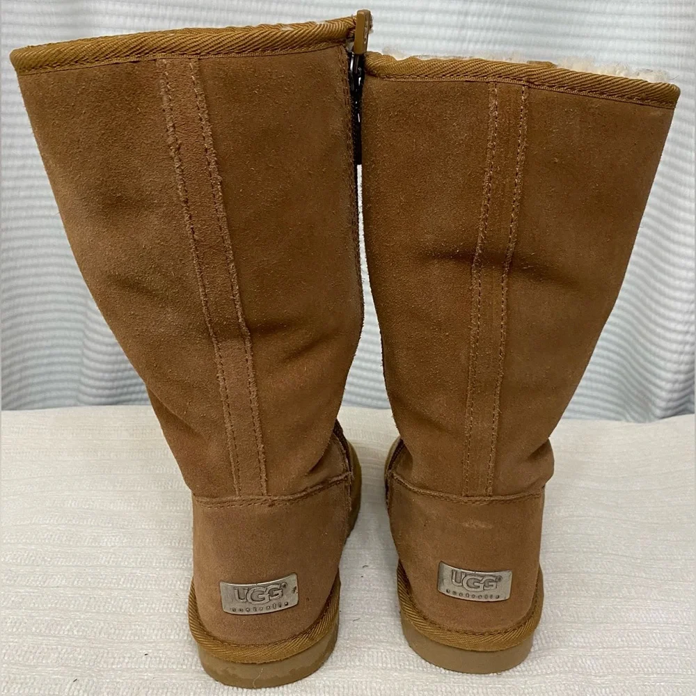 Kids UGG Brown Suede Boots with Side Zipper
Size 1 - Picture 3 of 10